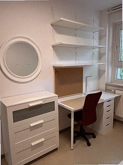 Schreibtisch IKEA, Regale, Stuhl, Lampe, Pinnwand, Mülleimer +Bett als Paket