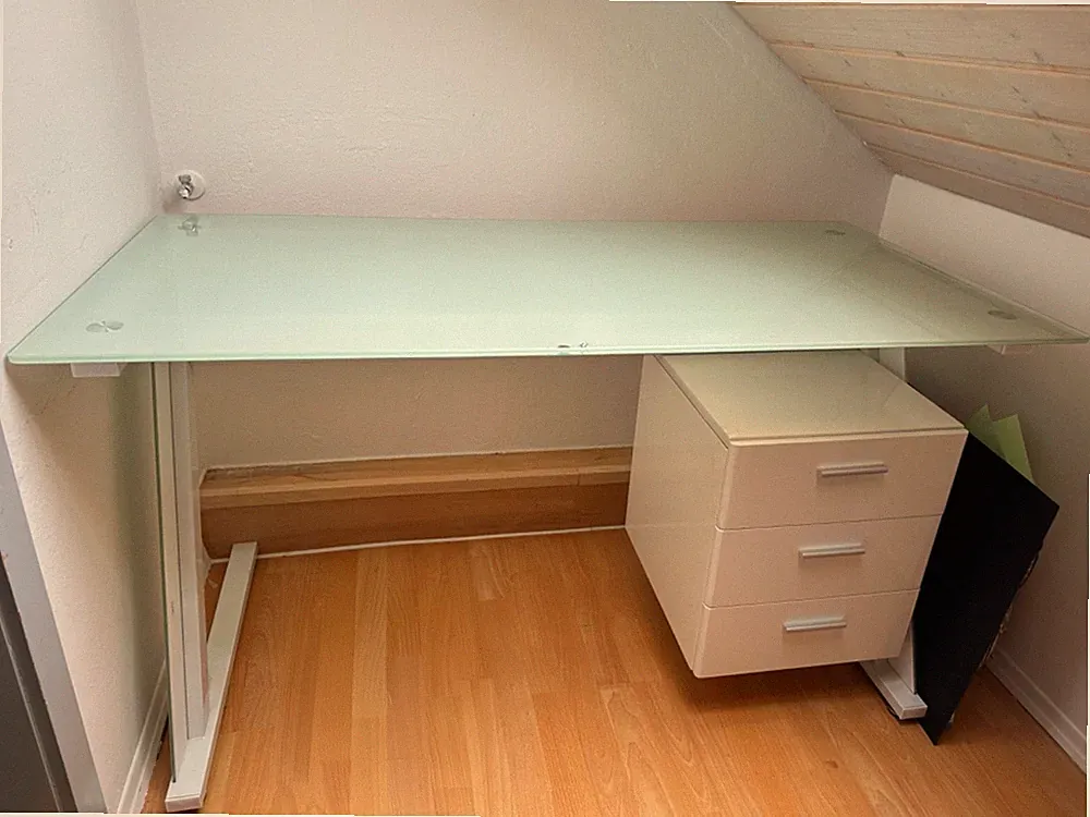 Schreibtisch mit Glasplatte