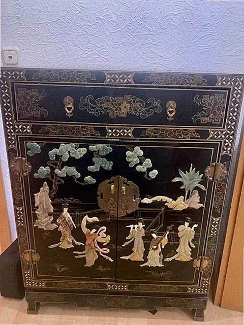 Schwarzer chinesischer Schrank mit traditionellen Motiven