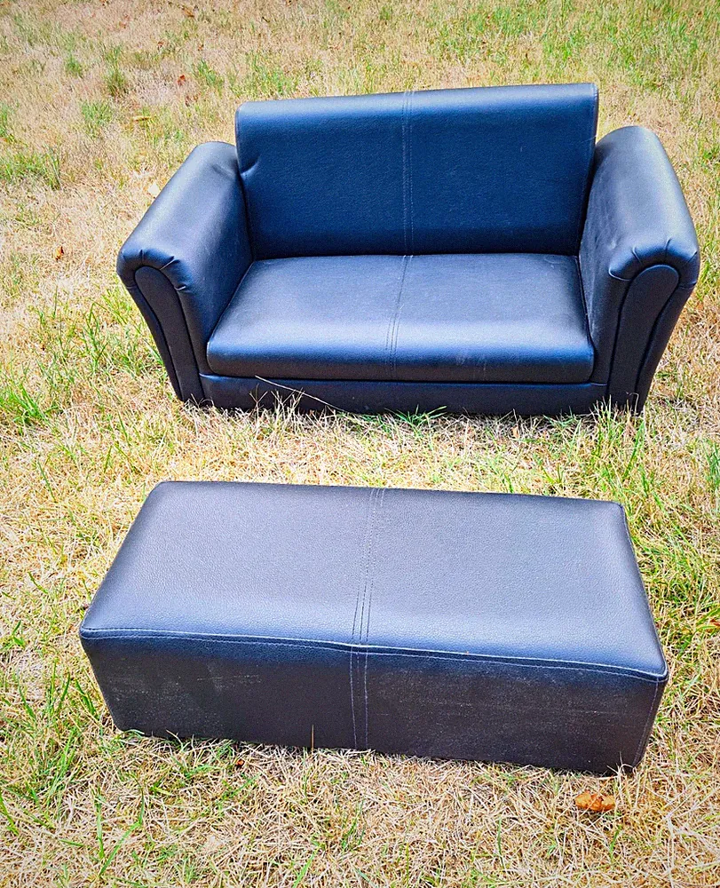 Schwarzes Zweisitzer Sofa mit Hocker, Kunstleder, 2-teilig, L95xB40xH50