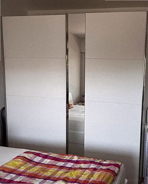 Schwebetürenschrank mit Spiegel (weiß)