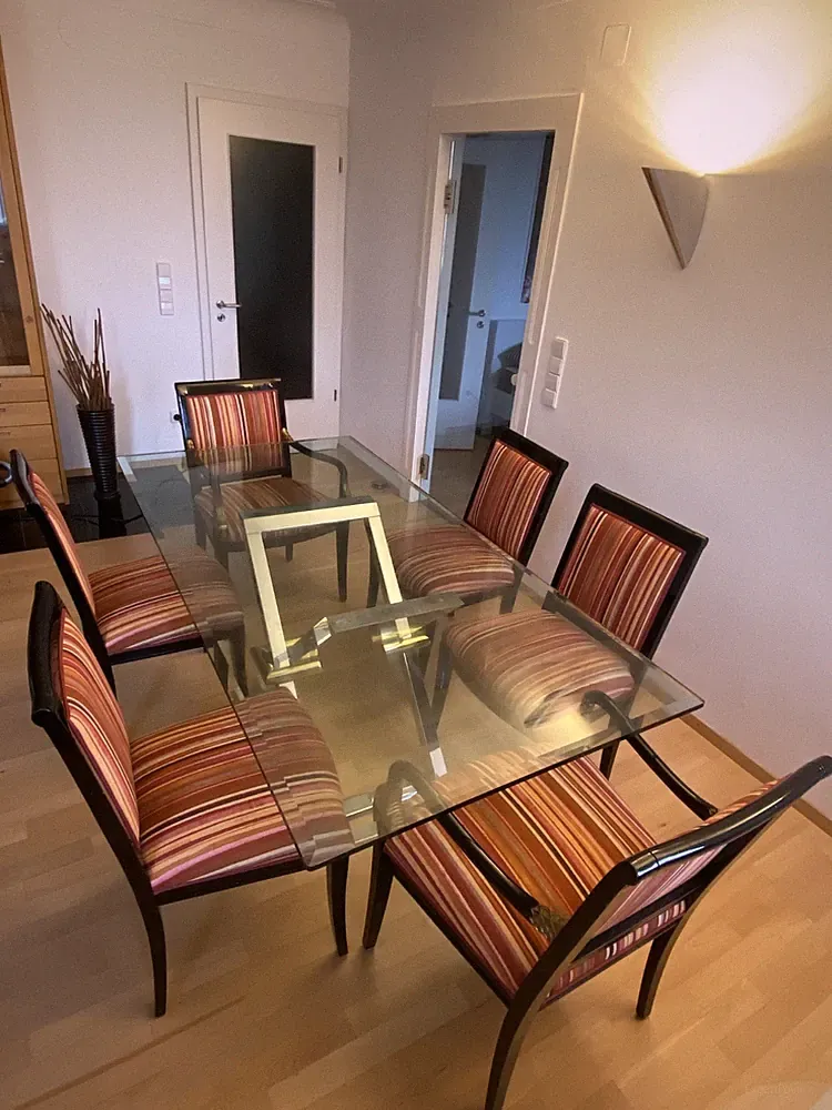 schwerer großer Glas-Esstisch mit Unterbau und 6 bezogenen Stühlen um 2010
