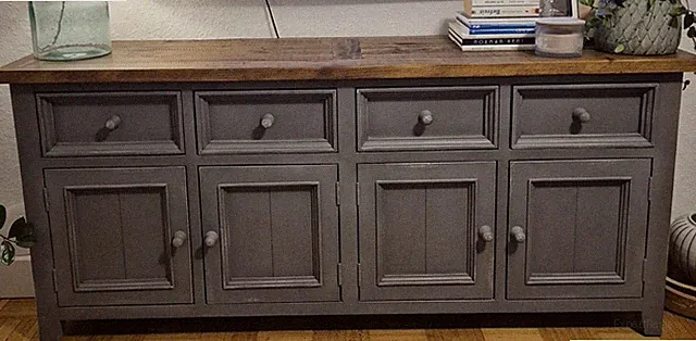 Sideboard grau mit Holzplatte, Schubladen und Türen.