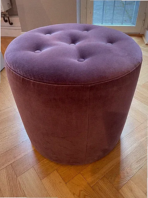 Sitzhocker mit Samt von Sacco überzogen in silbergrau und aubergine