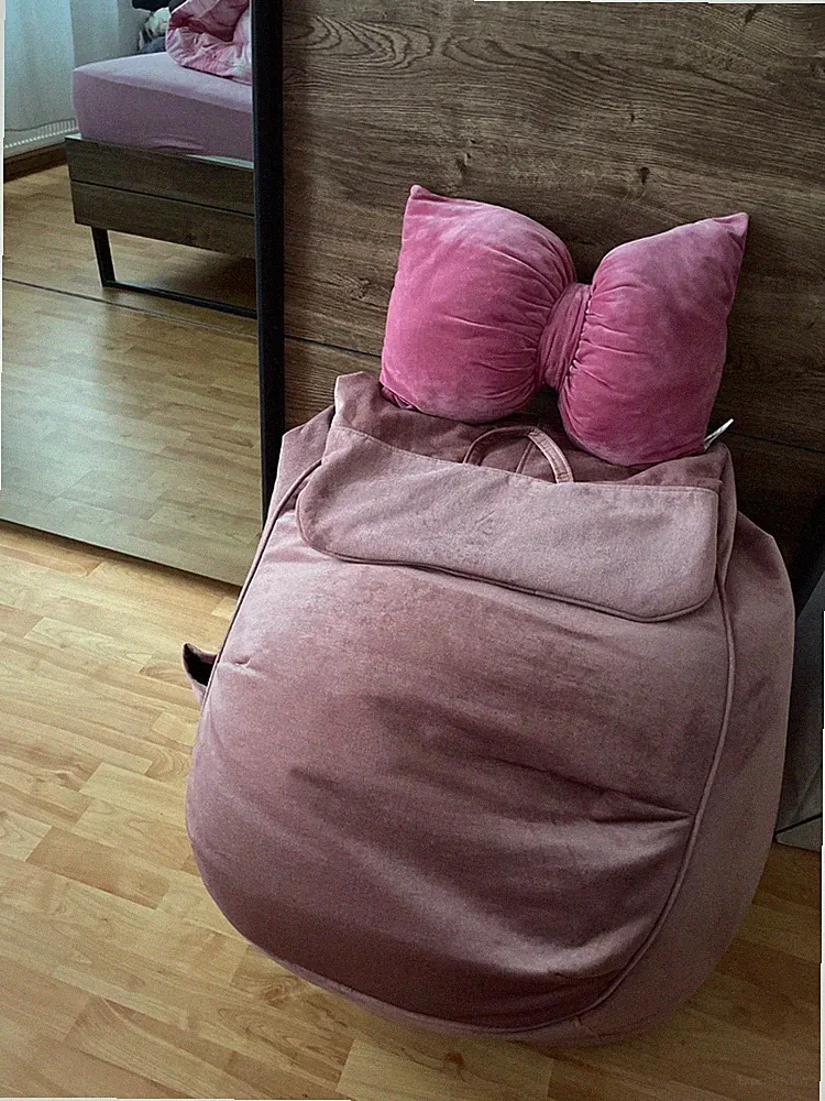 Sitzsack in altrosa mit einer Seitentasche für z.B. die Fernbedienung