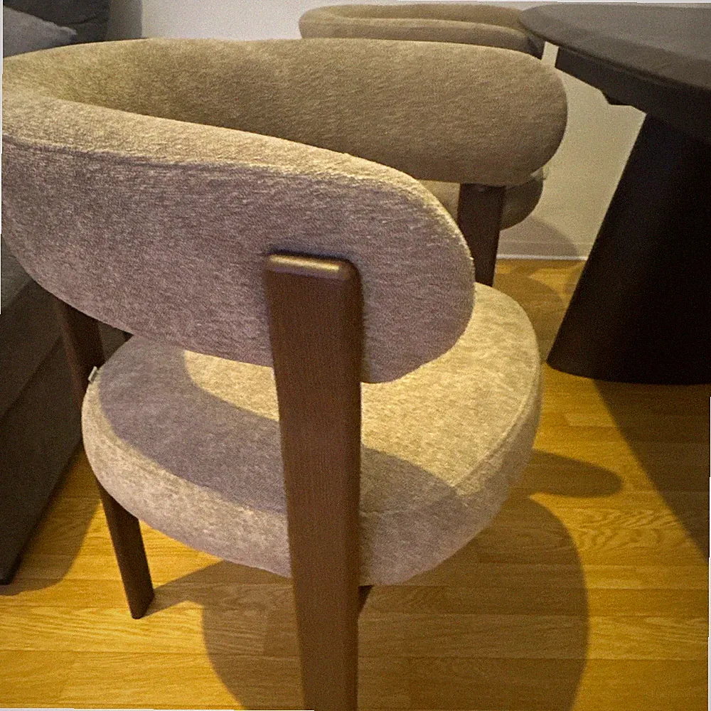 SKLUM Esszimmerstuhl mit Armlehnen, Chenille Beige, Holzgestell dunkelbraun