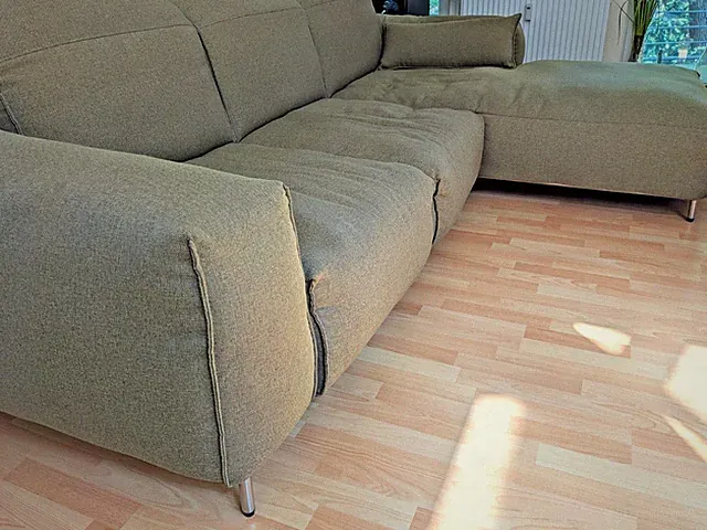 Sofa mit Ottomane auf linker Seite / olivgrün / Maße: ca. 2x3 Meter