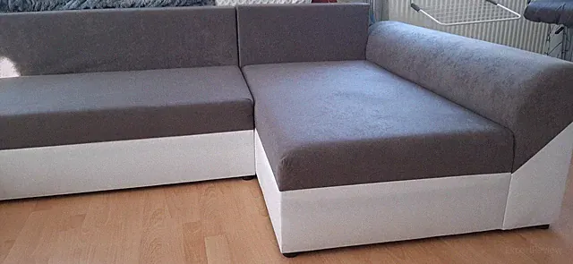 Sofagarnitur in U-Form, zusammenklappbar mit Stauraum.