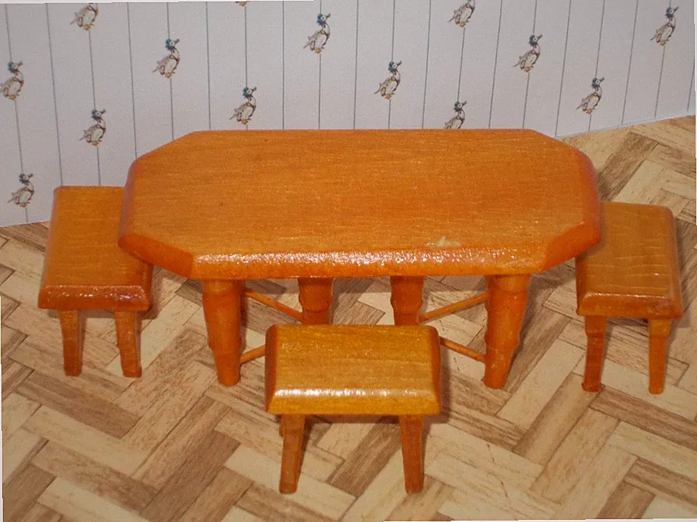 Tisch mit 3 Hockern Roombox Puppenhaus Holz MINI Möbel Handarbeit