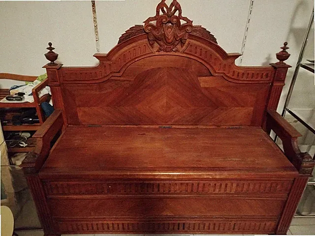 Truhenbank aus Nussbaum, Im Jugendstil Design, Länge ca. 1,40 m