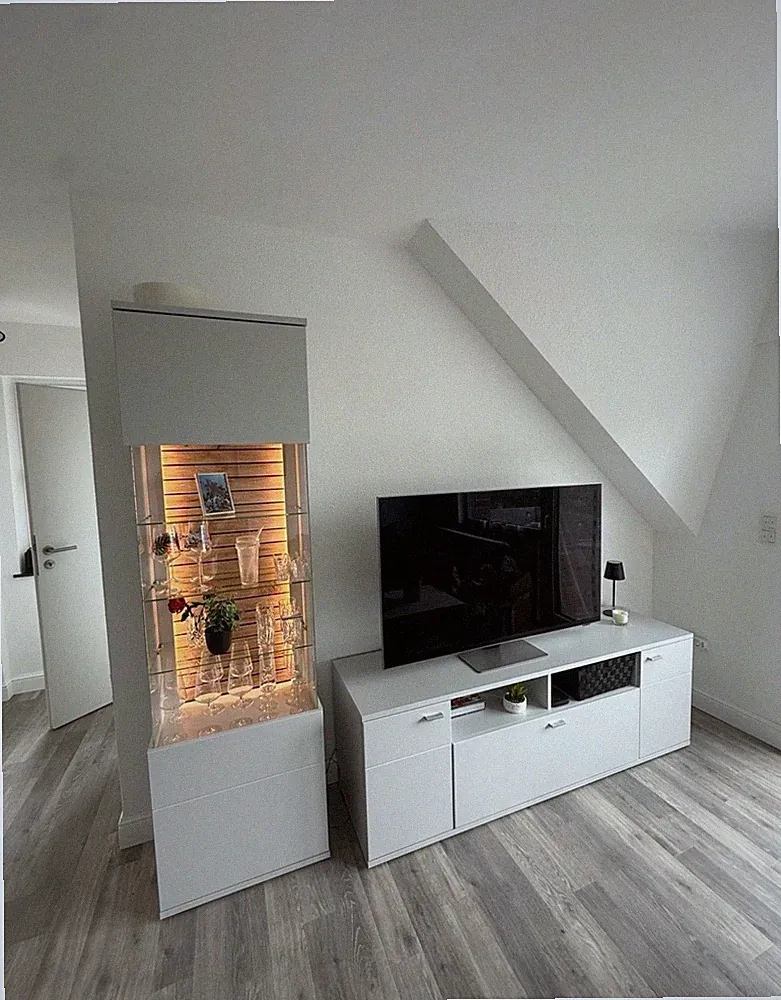 TV-Wohnwand mit Beleuchtung (Vitrine & Lowboard von Höffner)