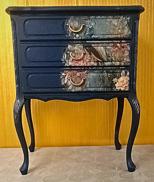 Unikat mit Pfau Motiv, blaue Kommode, 3 Schubladen, Decoupage Technik