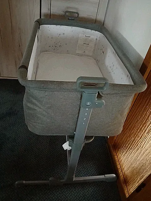 Verkaufe Elektrische Babywippe Marke KIDIZ. Und Das Babybett Marke KESSER.