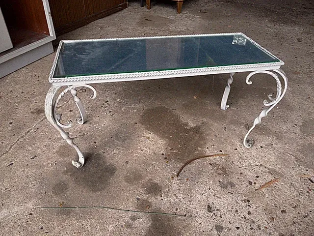 Verzierter Metall Couchtisch lackiert weiß Glasplatte Vintage Retro