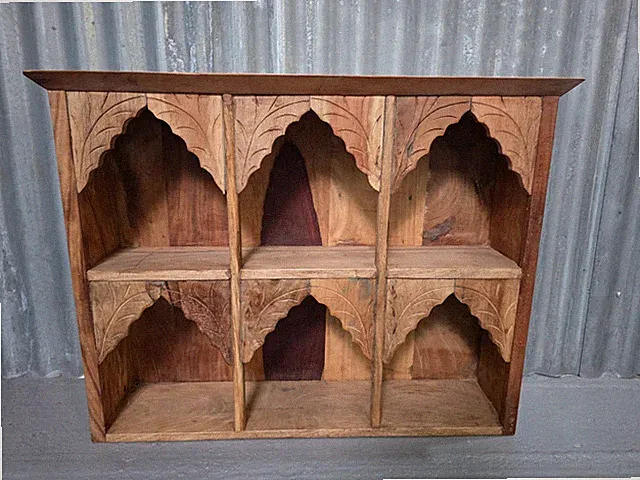Vintage aufgearbeitetes indisches geschnitztes Holz gewölbtes Tempel Wand Display Regal Regale