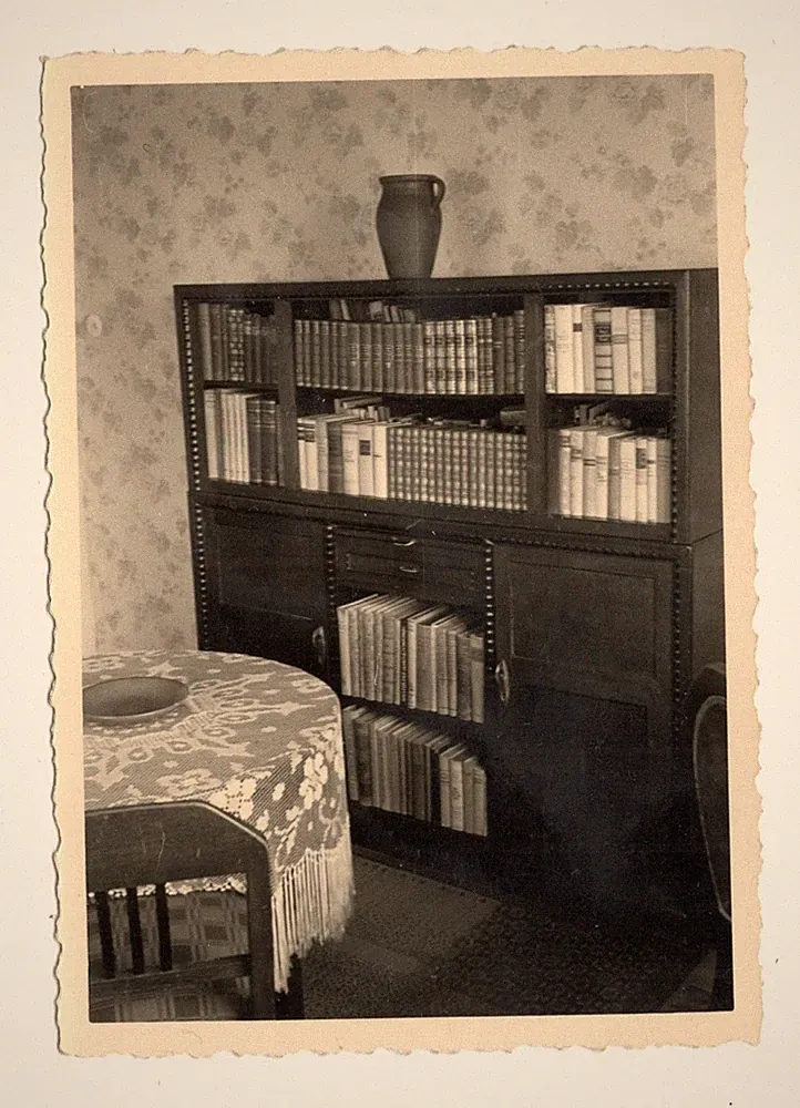 Vintage Foto 1940er Wohnzimmer Bücherregal Bibliothek Art Deco Möbel