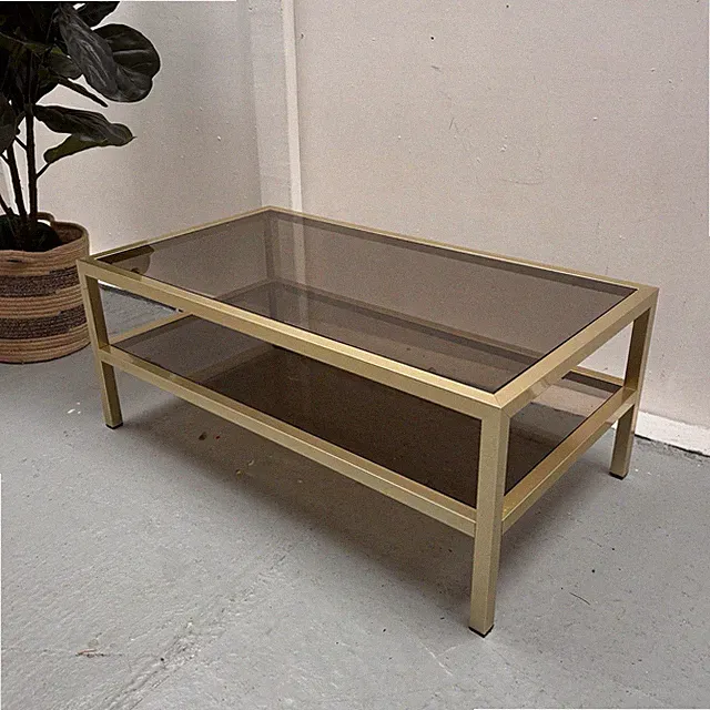 VINTAGE FRANZÖSISCHER 70ER JAHRE ZWEISTUFIGER COUCHTISCH RAUCHGLAS & GOLDGESTELL