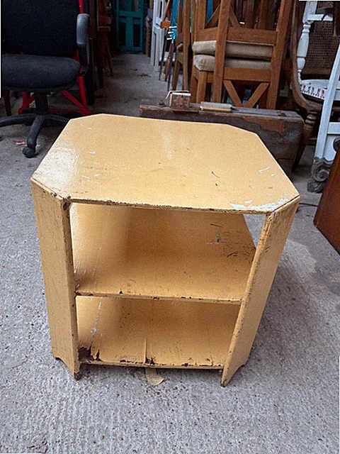 Vintage gelber quadratischer Tisch Beistelltisch Kaffee lackiert mit Regal benötigt TLC-Projekt