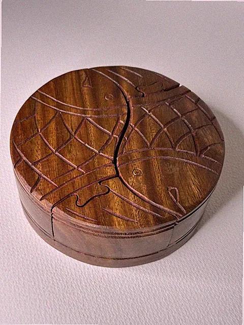 Vintage geschnitzte gravierte Holz Puzzle Box Schmuckschatulle Schmuck Halter Fisch Motiv