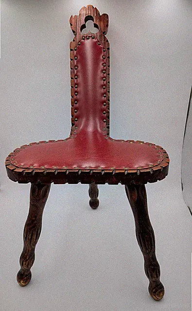 Vintage Holzstuhl (Dreibein) mit roter Lederbespannung – rustikaler Spanien Stil