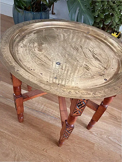 Vintage marokkanischer Messing Tablett Tisch handgeätzt runde Platte klappbar geschnitzte Holzbeine