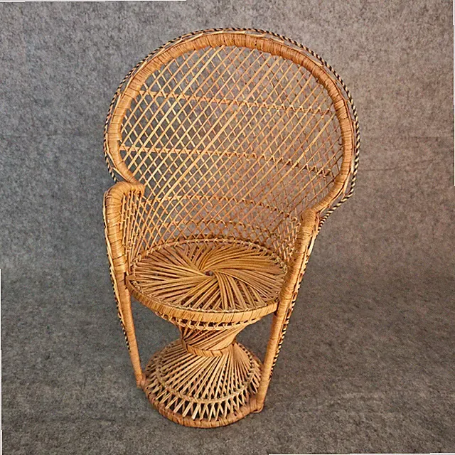 Vintage Mini Boho Korb kleiner Pfau Fächer Stuhl 16" H. Pflanzenständer Puppe Rattan