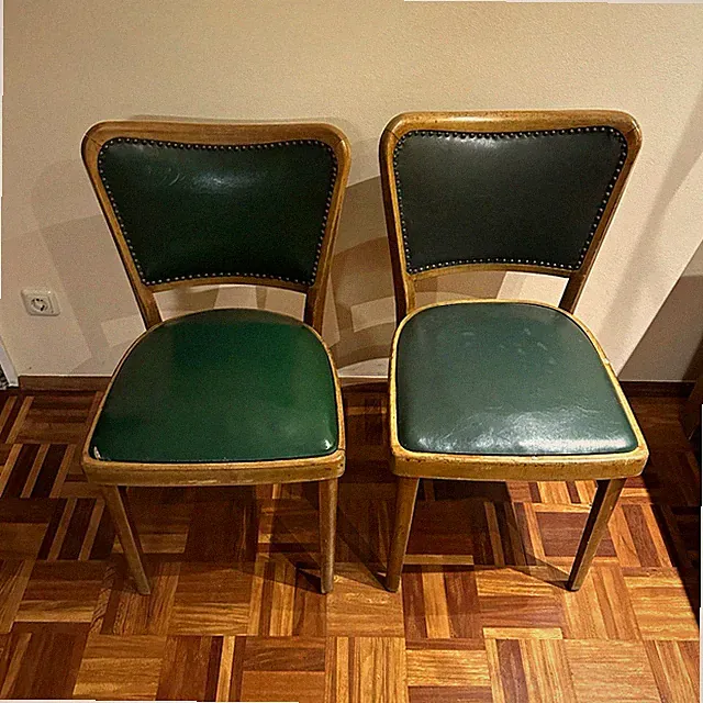 Vintage Stühle grün – Mid-Century Holzstühle Kunstleder & Ziernägel (50er/60er)