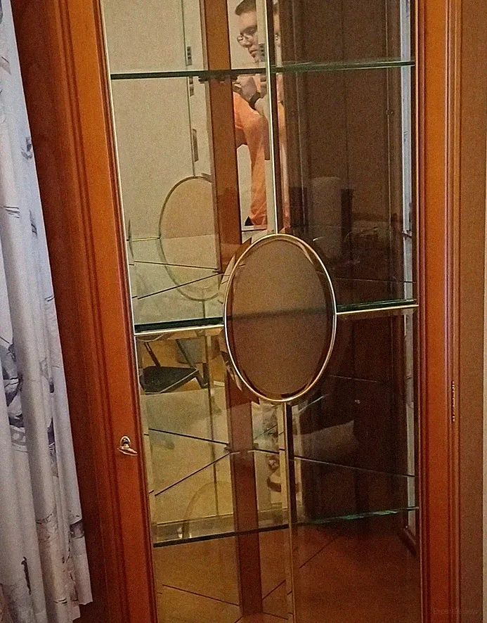 Vitrine aus Holz und Glas mit Glastür, Spiegel, 4 Regalfächer, 210x70x210 cm