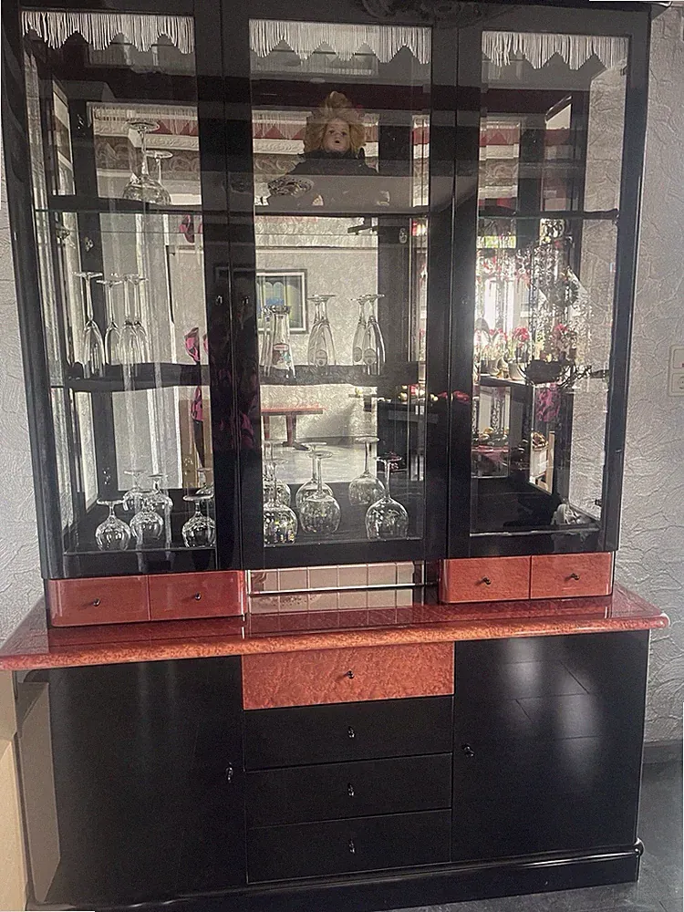 Vitrine freistehend Holz/Glas, 2 Glastüren, 3 Schubladen, schwarz/rot