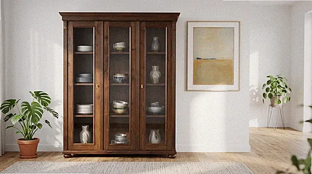Vitrine, Glas-Schrank im Landhaus, antik, vintage, shabby-chic Stil