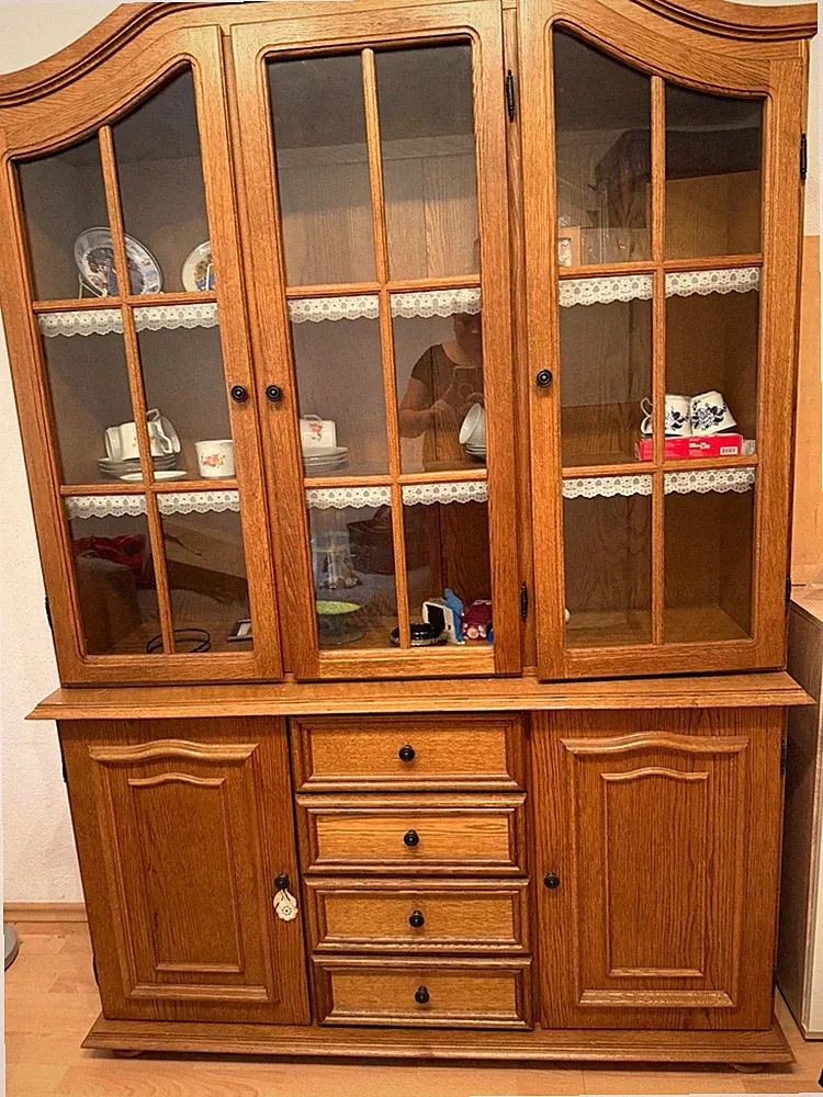 Vitrine Holz braun freistehend mit Glasfront, 4 Glastüren, 4 Schubladen