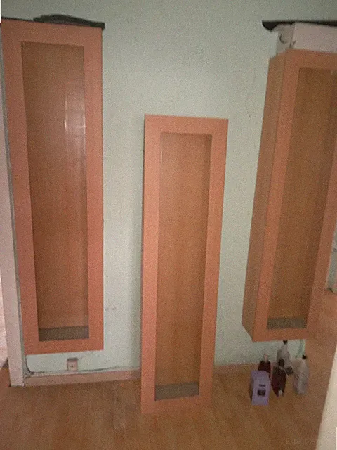 Vitrine, Holz mit Glastür, 4 Glas- und ein Holzbrett als Ablage