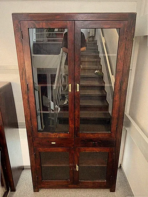 Vitrine/ Schrank - Kolonialstyle, Edles und Handgearbeitetes Sheeshamholz Mango