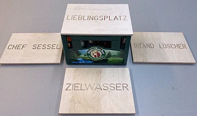 VitrinenSchmidt® Sitzauflage Bierkiste Aufsatz Wunschtext Top Geschenk Idee !