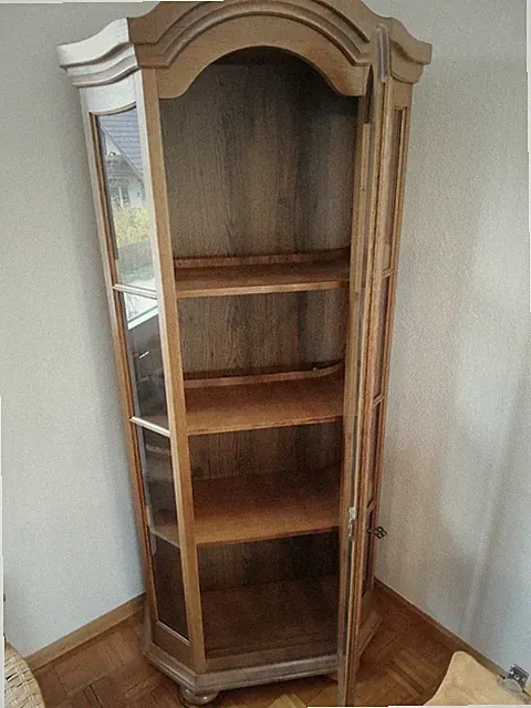 Vitrinenschrank mit vier Fächern
