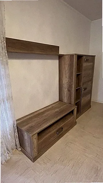 Vitrinenschrank Vierteilige. Beige und graue Holzfarbe