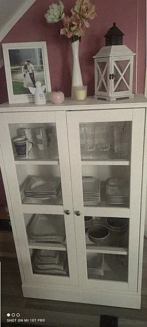 vitrinenschrank weiß mit Stellsockel