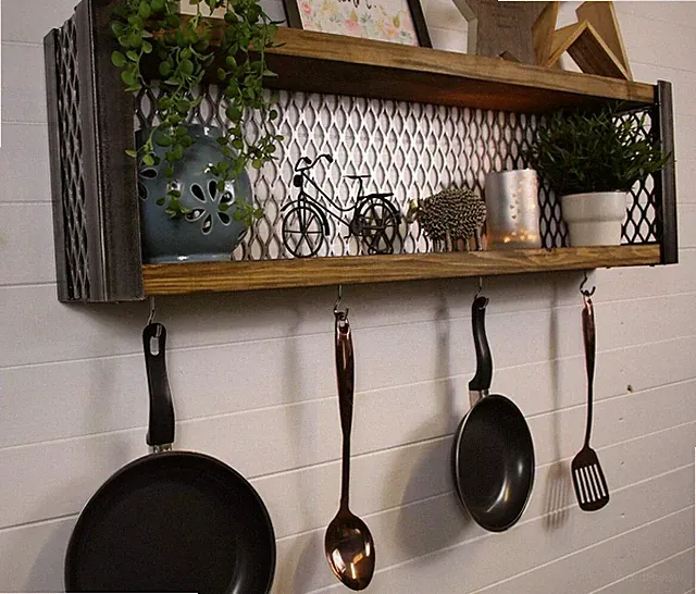 Wandregal im Industriestil. Aufbewahrungsvitrine Utensilienregal