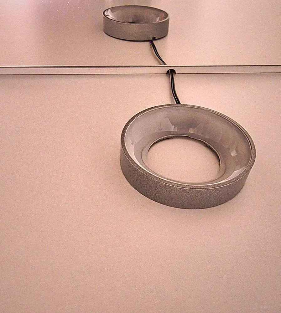 Weiße Glas-Ausstellungsvitrine beleuchtet, abschließbar, 2 Türen 65x32x175cm