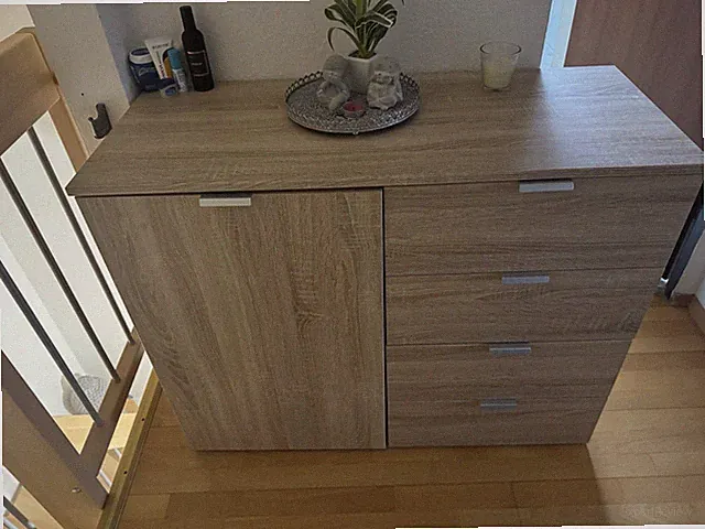 Weiße Kommode / Sideboard mit Schubladen und Schrankfächern, moderner Stil