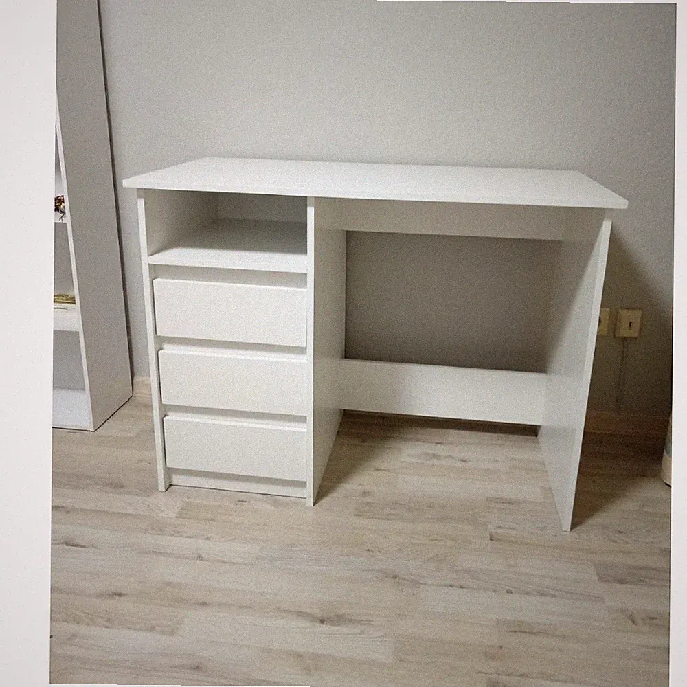 Weißer Schreibtisch 120x50x75 cm Holzwerkstoff 4 Schubladen 1 Regalfach Modern