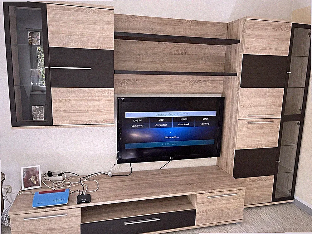 Wohnwand TV-Möbel modern Holzoptik hell, Braun/Schwarz, 4 Glastüren, 200