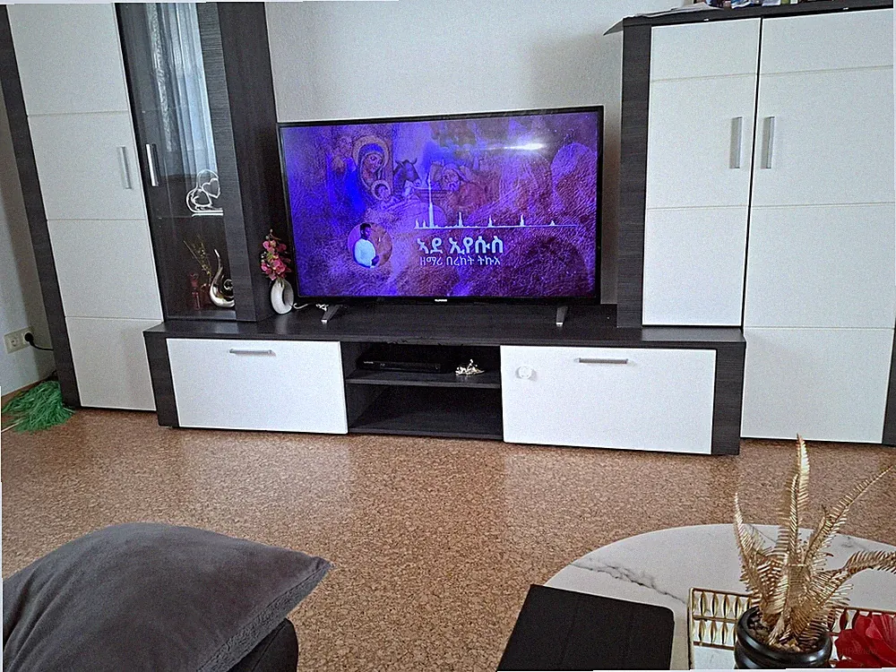Wohnwand Weiß/Schwarz mit TV-Lowboard, Vitrine mit Glastür, freistehend