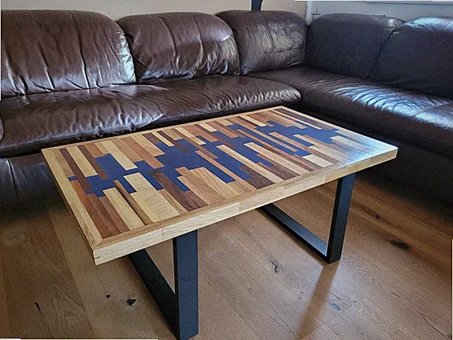 Wohnzimmer Tisch , Holzstangen + Epoxy Bunt