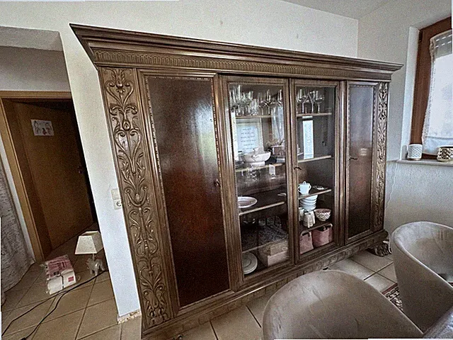 Wohnzimmerschrank/ Vitrine mit Schnitzereien und edlen Goldakzenten Barockstil